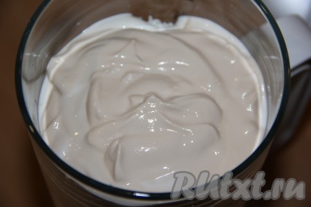 Добавить сметану.