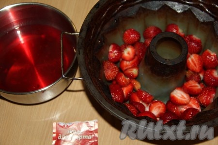 Соединить в сотейнике сахар и желе для торта (я взяла красное желе), влить холодную воду, перемешать, поставить на огонь, довести до кипения и снять с огня.