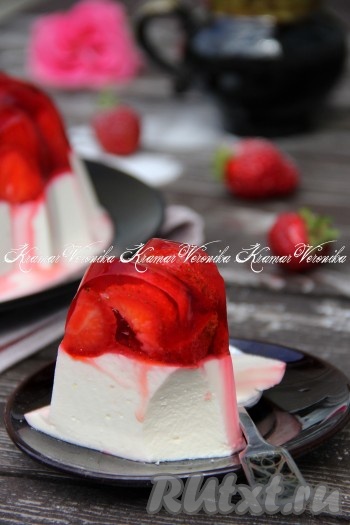 Творожный торт с клубникой, приготовленный без выпечки, прекрасно держит форму.