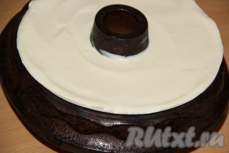 Поставить форму в холодильник на ночь.

