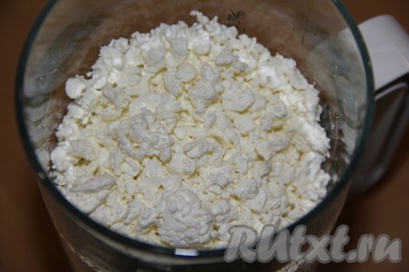 В чашу блендера выложить творог.
