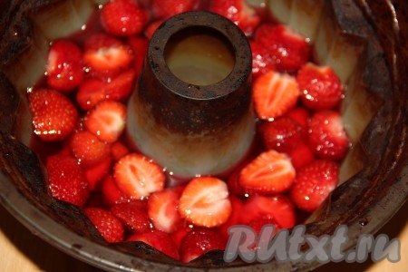 Слегка остудить желатиновую массу и залить клубнику. Поставить форму в холодильник на 1 час (до полного застывания).
