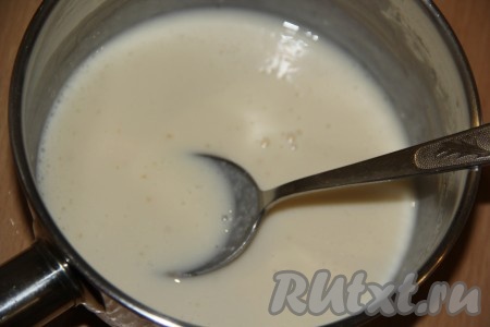 Пока клубника в желе застывает, приготовить творожную основу, для этого в сотейнике соединить желатин и холодное молоко, перемешать и оставить желатиновую массу для набухания на 25 минут.
