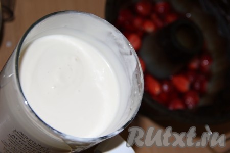 Влить желатиновую массу в творожную массу и пробить погружным блендером в течение 1 минуты.
