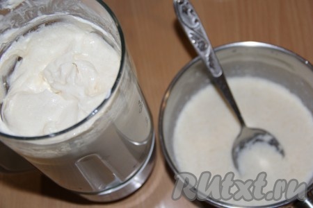 Пробить творожную массу с сахаром и ванилином погружным блендером до однородности. Набухшую желатиновую массу прогреть на медленном огне, постоянно помешивая, до полного растворения желатина, снять с огня. Желатин не кипятить!
