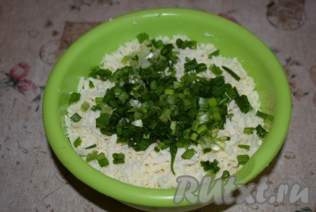 Зелёный лук нарезаем мелко и добавляем к натёртому сыру.
