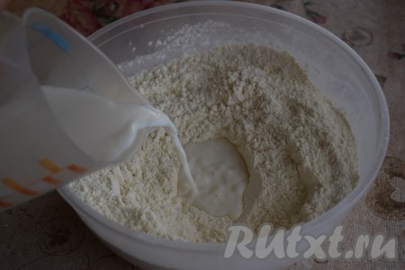 Молоко разогреваем до горячего состояния (температура около 85 градусов) и вливаем в миску с мукой, солью и сахаром.
