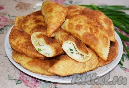 Так жарим все чебуреки. Они получаются таким вкусными, хрустящими и нежными, что непременно вам понравятся. Тонкое тесто, много ароматной сырной начинки - ну очень вкусно!
