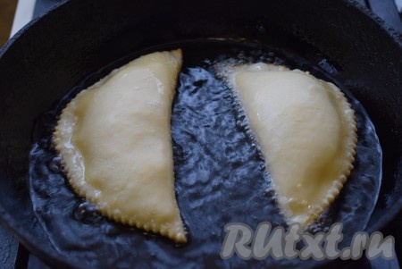 Далее разогреваем сковороду и наливаем в неё растительное масло. Количество масла будет зависеть от диаметра вашей сковороды. Разогреваем масло на среднем огне, хорошо прогревая его. Когда масло хорошо разогреется, кладём в сковороду 2-3 чебурека и жарим на умеренном огне сначала с одной стороны, примерно, 4-5 минут.
