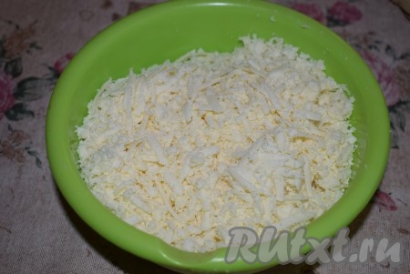 В это время приготовим начинку для наших чебуреков, для этого адыгейский сыр натираем на крупной тёрке.
