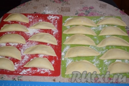 Таким образом лепим все чебуреки с адыгейским сыром. Выход по данному рецепту 18-19 штук, так как из обрезков теста получается ещё 2-3 чебурека.
