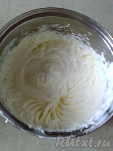 Для приготовления крема необходимо взбить подготовленные кефир и сметану с сахаром и ванильным сахаром с помощью миксера до увеличения в объёме и полного растворения сахара.

