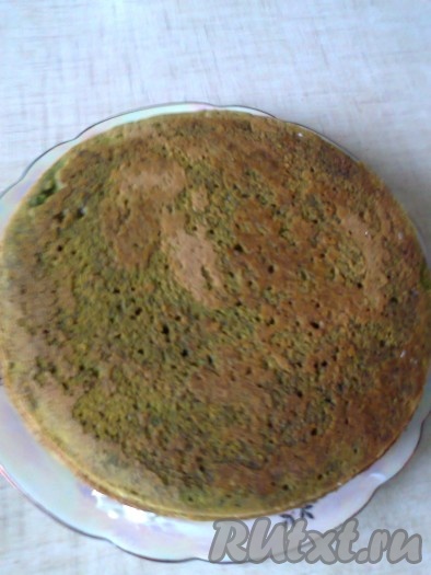 На первый корж с кремом поместите второй корж (я поместила нижний корж, он более ровный).
