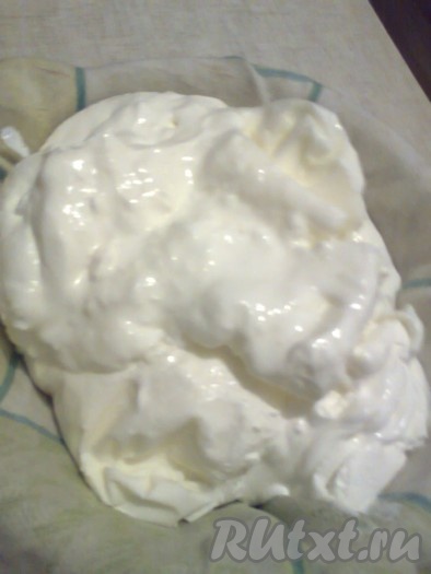 Я приготовила крем из&nbsp;2 пакетов замороженного кефира и 1 пакета сметаны, который похож на творожный сыр, и 1 пакета отцеженной сметаны. Для приготовления крема надо заранее положить в морозильную камеру 800 грамм кефира и 400 грамм сметаны в мягких упаковках. После заморозки достать пакеты, разрезать, освободить кефир и сметану от упаковки и выложить&nbsp;в дуршлаг, застеленный полотном и установленный в подходящую посуду, чтобы стекла сыворотка. Туда же надо добавить 1 пакет незамороженной сметаны. И оставить на 12 часов на кухне (у меня на подоконнике), чтобы стекла сыворотка.

