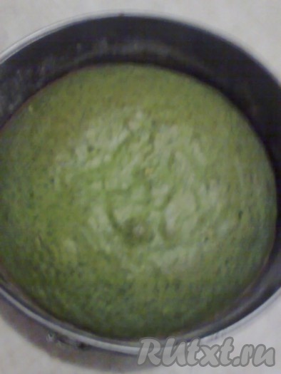 и отправьте в горячую духовку на 40-50 минут.&nbsp;Проверьте готовность бисквита зубочисткой, если после прокалывания выпечки зубочистка осталась сухой, значит бисквит готов.
