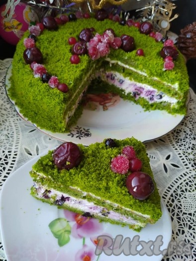 Вот так торт "Лесной мох", приготовленный со шпинатом и ягодами, выглядит в разрезе.
