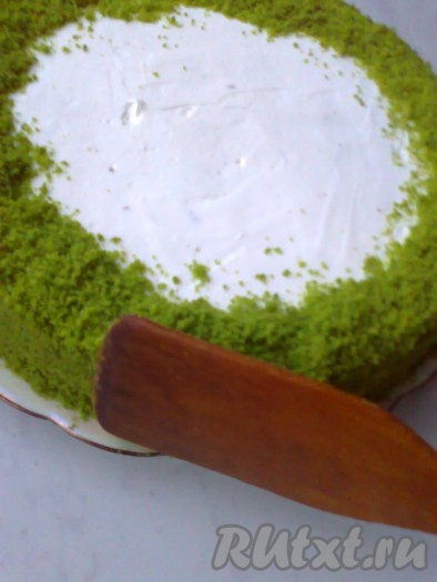 На бока крошку наносим с помощью лопатки.&nbsp;
