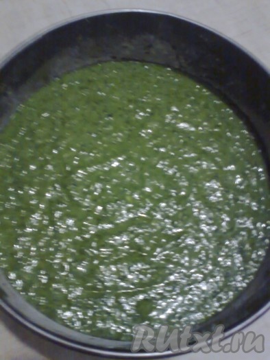 Перелейте в форму тесто
