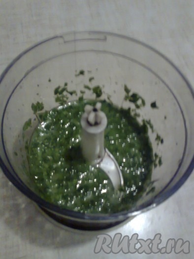 влейте растительное масло и пюрируйте зелень.
