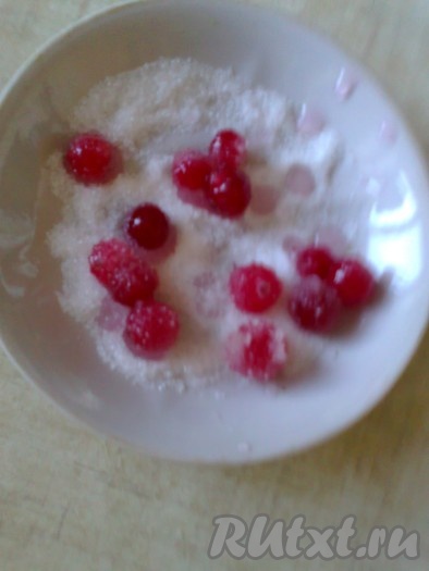 Для придания блеска ягодам можно приготовить сироп, для этого 30 мл воды вливаем в сотейник, добавляем 60 грамм сахара, ставим на огонь и провариваем после закипания 1-2 минуты, снимаем с огня и остужаем. Обмакиваем ягоды в сироп и выкладываем на торт. Для придания имитации изморози можно опустить ягоды в сироп, а затем - в сахар.&nbsp;
