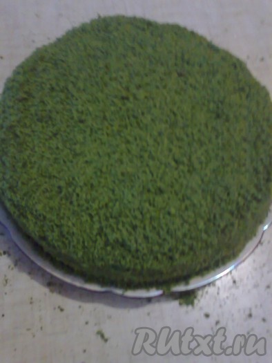 Верх торта тоже посыпаем крошкой. Ставим торт в холодильник на 2-3 часа.
