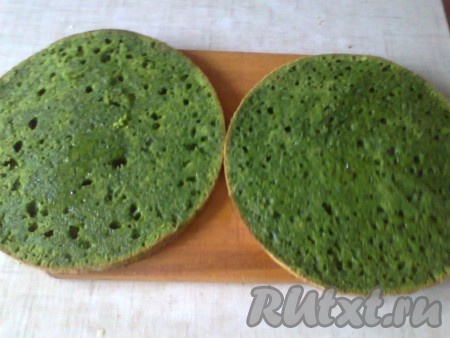 Оба коржа пропитайте пропиткой. Для приготовления пропитки вскипятите воду с лимонным соком и сахаром, проварите минуты 2 (до полного растворения сахара), снимите с огня и слегка остудите.
