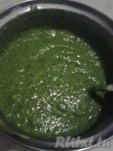 Перемешайте и тесто для коржа готово, оно получится в меру густым.
