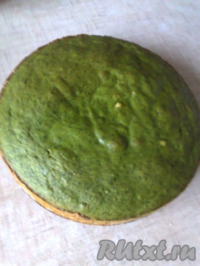 Достаньте форму из духовки, дайте немного бисквиту остыть. А затем выньте бисквит из формы и оставьте до полного остывания.
