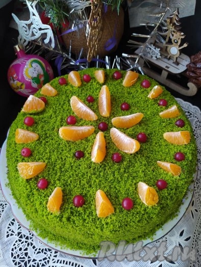 Перед самой подачей на стол верх торта "Лесной мох" украсьте замороженными или свежими ягодами.
