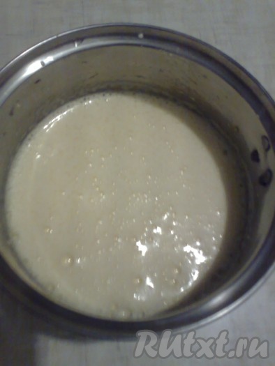 Яйца с сахаром и ванильным сахаром взбейте миксером в течение 5-6&nbsp;минут (до побеления и получения пышной массы).
