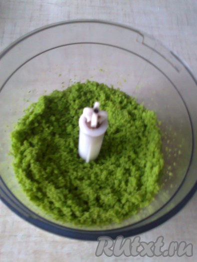 Верхушку (которую срезали) измельчаем в измельчителе в крошку