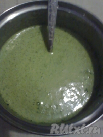 В получившуюся яичную смесь частями добавляйте шпинатно-масляную смесь и перемешивайте миксером (или ложкой).