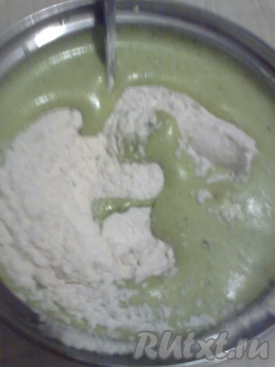 Муку просейте, соедините с крахмалом и разрыхлителем, перемешайте и введите в яично-шпинатную массу.