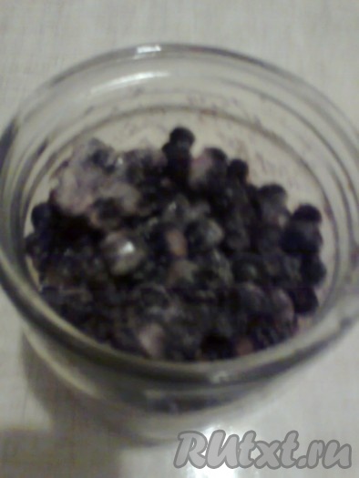 Замороженные ягоды тоже надо достать из морозилки и те, что для крема, посыпать 1 столовой ложкой сахара и оставить для разморозки.
