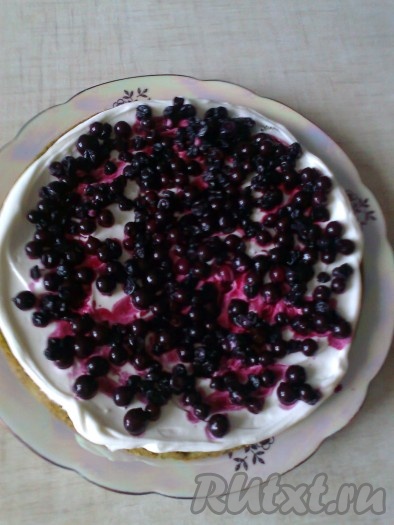 Сверху распределите размороженную смородину и чернику без сока,
