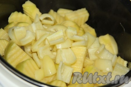 Перец очистить от семечек и плодоножки, нарезать крупными полосками и тоже выложить в чашу мультиварки.
