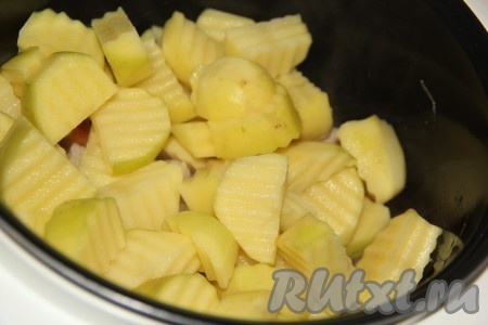 Картошку почистить, нарезать крупными ломтиками, выложить в чашу мультиварки.
