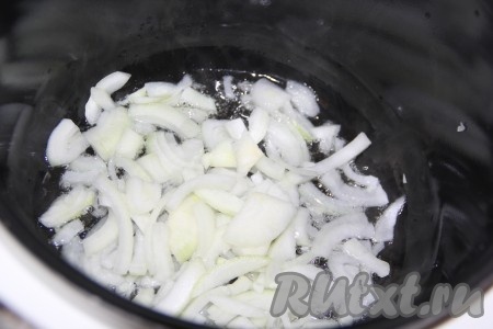 2 столовые ложки растительного масла влить в чашу мультиварки, добавить нарезанный лук, включить режим "Жарка". Обжарить лук, периодически помешивая, в течение 5 минут, не закрывая крышку мультиварки.
