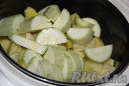 Кабачок (я брала молодой кабачок с тонкой шкуркой, поэтому готовила его, не очищая от шкурки) нарезать полукружочками и добавить в чашу.
