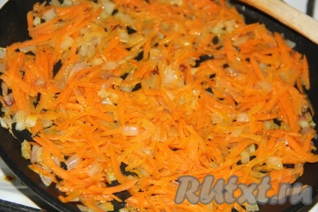 Обжарить овощи, не забывая помешивать, в течение 7 минут.
