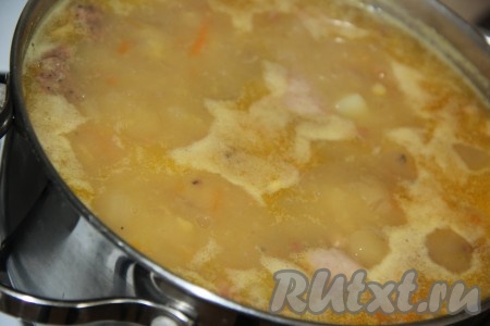 Как только суп закипит, дать ему потомиться пару минут на небольшом огне, а затем снять с огня и дать настояться минут 20 под крышкой.
