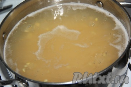 Высыпать горох в кастрюлю (у меня объём кастрюли 2,5 литра) и залить холодной водой (я влила 1,8 литра холодной воды).
