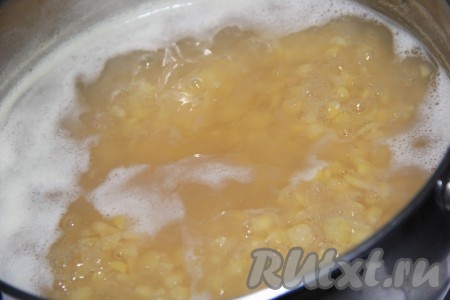 Поставить кастрюлю на огонь и довести воду до кипения. Снять пенку, убавить огонь и варить колотый горох в течение 30 минут.
