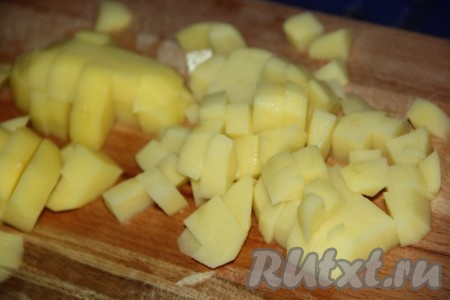 Картошку почистить и нарезать на средние кубики.