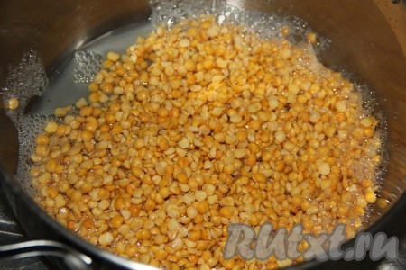 Горох промыть под холодной водой.
