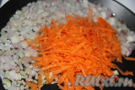Пока варится горох с картошкой, приготовить зажарку. Лук почистить, мелко нарезать, а после этого обжарить на сковороде на растительном масле, помешивая, до прозрачности (на это потребуется около 3-5 минут) на среднем огне. Морковь почистить, натереть на тёрке и добавить к луку, обжаренному до прозрачности.
