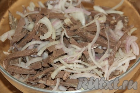 Соединить сердце и лук, перемешать.
