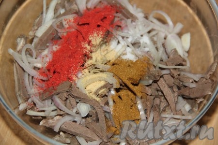 К свиному сердцу с луком добавить специи (паприку, приправу для корейской моркови), пропущенный через пресс чеснок (или сушёный чеснок).
