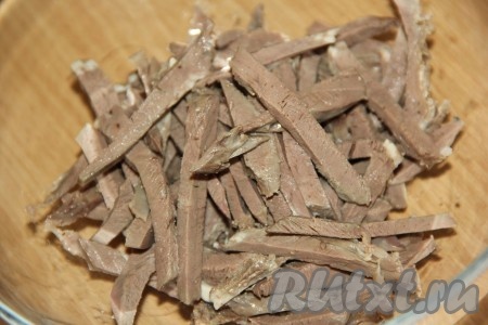 Сердце нарезать на длинные брусочки и поместить в глубокую миску.
