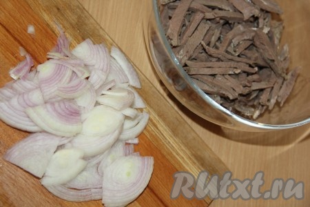 Лук почистить и нарезать на тонкие полукольца.

